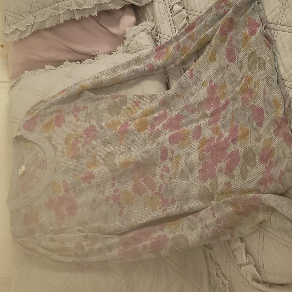 Free People adorable floral pleated shoulder thermal!!